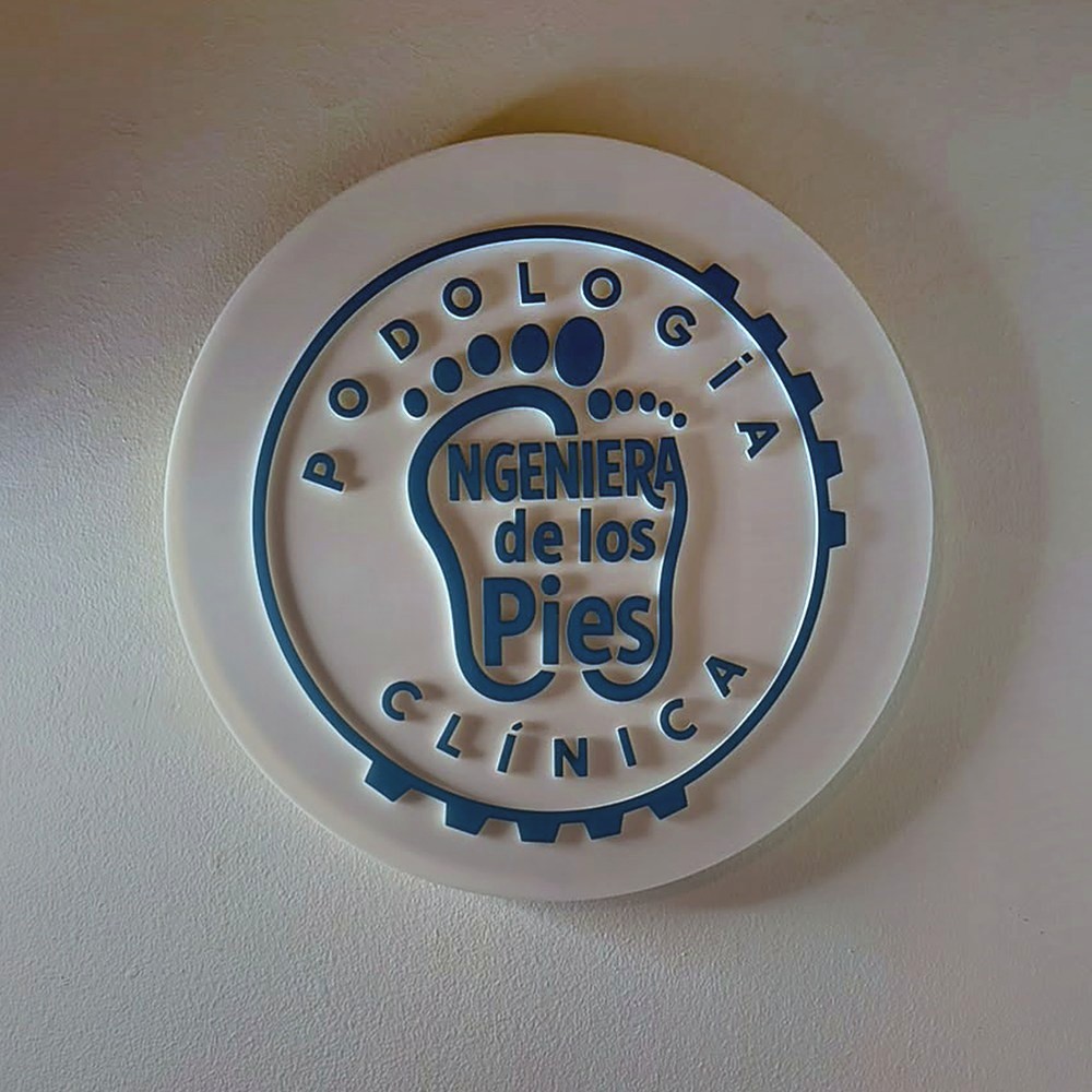 Logo de Ingeniera de los Pies en la pared de la consulta de Escuela Militar
